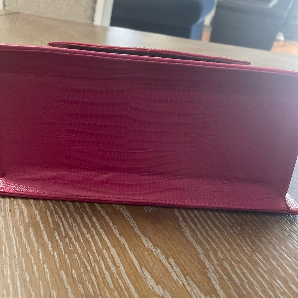 I am selling my Anima Iris Zaza Grande Leather handbag. I have used it 3 times.